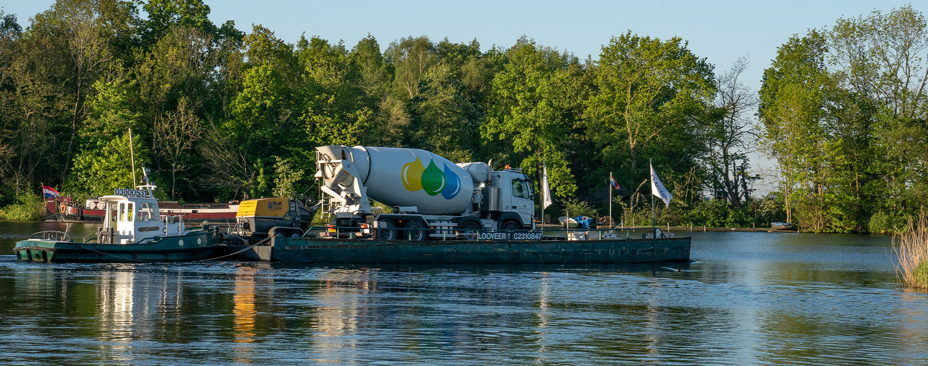 Unieke betonmortel levering met veerpont De Kaag