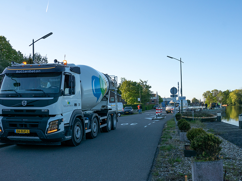 Unieke betonmortel levering met veerpont De Kaag