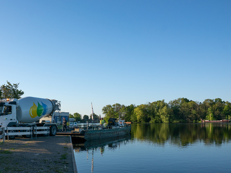 Unieke betonmortel levering met veerpont De Kaag