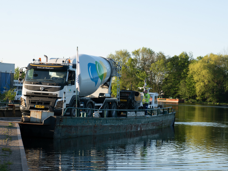 Unieke betonmortel levering met veerpont De Kaag