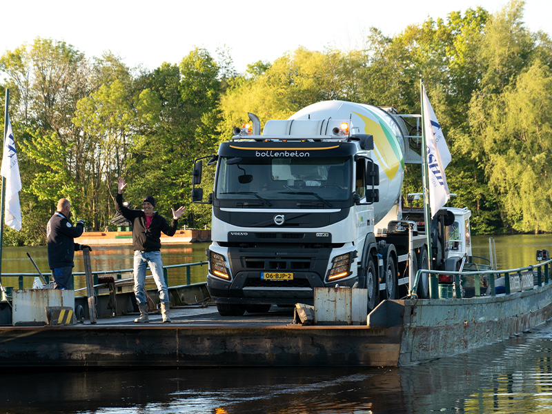 Unieke betonmortel levering met veerpont De Kaag