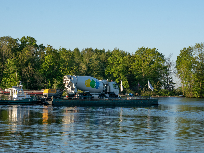 Unieke betonmortel levering met veerpont De Kaag