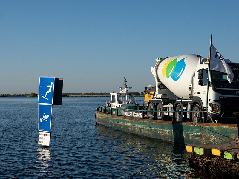 Unieke betonmortel levering met veerpont De Kaag