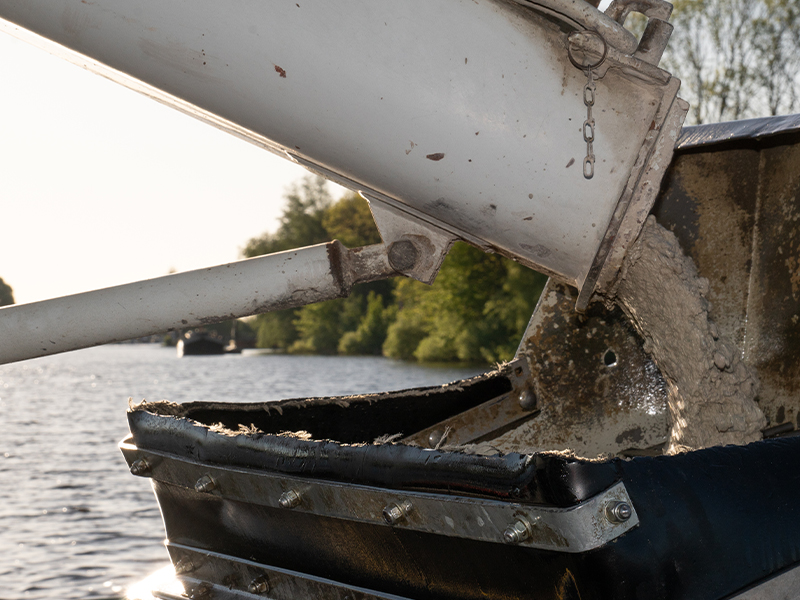 Unieke betonmortel levering met veerpont De Kaag